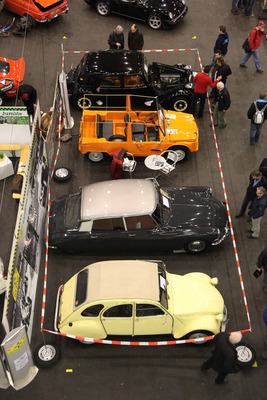 Bild: Impressionen vom Oldtimer- und Teilemarkt Fribourg 2014 - Citroën-Klassiker - 2 CV, DS, Méhari und Traction Avant - in Reih' und Glied - sie stehen zum Verkauf