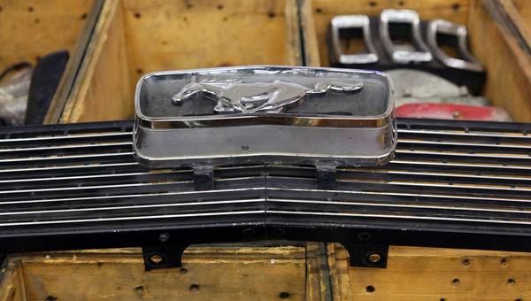 Impressionen vom Oldtimer- und Teilemarkt Fribourg 2014 - Der berühmte Mustang für den Ford-Kühler