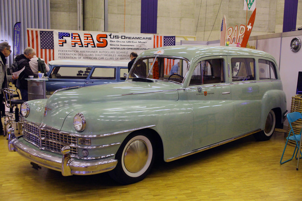 Impressionen vom Oldtimer- und Teilemarkt Fribourg 2014 - Ein Chrysler-Stationswagen, der wohl dereinst der Gemeinde Wädenswil als Krankenwagen diente