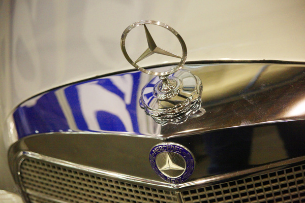 Impressionen vom Oldtimer- und Teilemarkt Fribourg 2014 - Glanz und Chrom an einem Mercedes Cabriolet der Sechzigerjahre auf dem Stand von Christoph Grohe