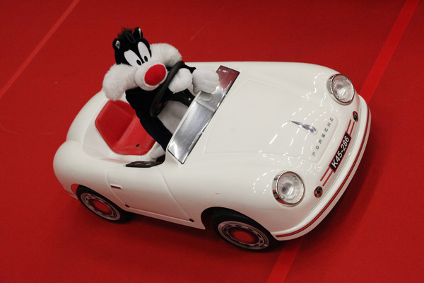 Impressionen vom Oldtimer- und Teilemarkt Fribourg 2014 - Kinderauto Porsche 356 - in der Porsche-Sonderschau