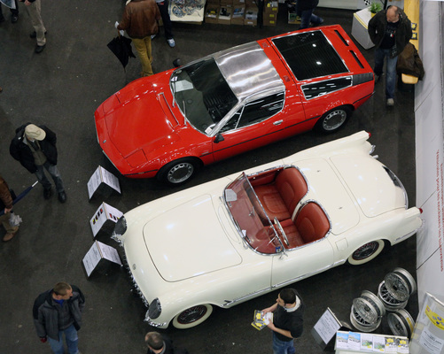 Impressionen vom Oldtimer- und Teilemarkt Fribourg 2014 - Maserati Bora und frühe Chevrolet Corvette ziehen die Zuschauer an