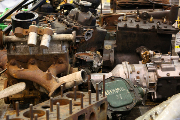 Impressionen vom Oldtimer- und Teilemarkt Fribourg 2014 - Motorenteile verschiedenster Jahrzehnte