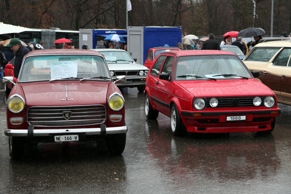 Impressionen vom Oldtimer- und Teilemarkt Fribourg 2014 - Oldtimer und Youngtimer friedlich Seite an Seite - Peugeot 404 von 1967 und VW Golf von 1988
