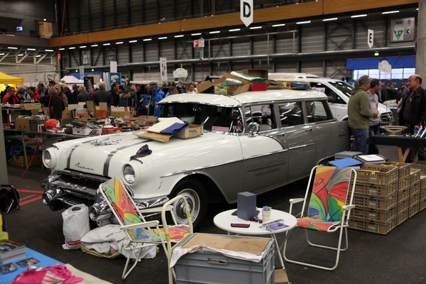 Impressionen vom Oldtimer- und Teilemarkt Fribourg 2014 - Pontiac Stationswagen dient als Ablagefläche