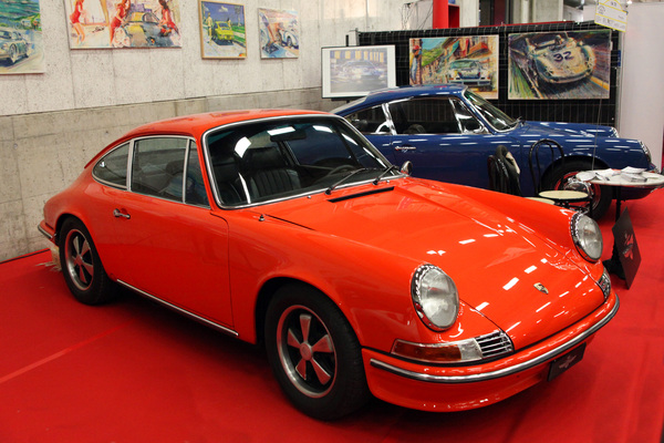 Impressionen vom Oldtimer- und Teilemarkt Fribourg 2014 - Porsche 911 in typischen Farben der frühen Siebzigerjahren - in der Porsche-Sonderschau