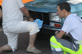 Impressionen vom RAID Prolog 2011 - Rallye-Schild montieren