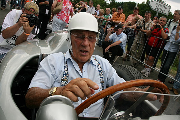 Bild: Impressionen vom Solitude Revival 2008 - Stirling Moss am Lenkrad