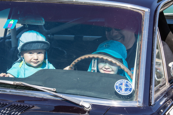 Impressionen vom Solitude Revival 2013 - Freude am Auto des Papa