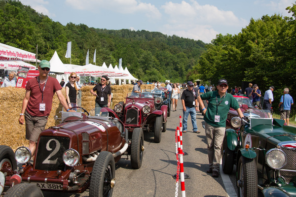 Impressionen vom Solitude Revival 2013 - Schlange stehen vor der Wagenabnahme