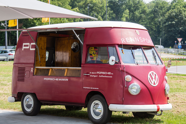 Impressionen vom Solitude Revival 2013 - das Porsche-Museum mit dem antiken VW-Bus