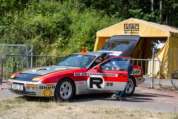 Impressionen vom Solitude Revival 2013 - das historische ONS-Streckensicherungsfahrzeug auf der Basis des Porsche 944