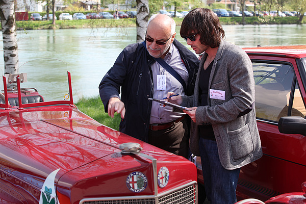 Impressionen vom Treffen italienischer Oldtimerautos "Italiauto" 2013 - Adriano Cimarosti nimmt es als Jury-Mitglied ganz genau