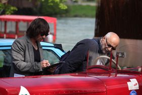 Impressionen vom Treffen italienischer Oldtimerautos "Italiauto" 2013 - der Werksrennwagen Alfa Romeo RL von 1924 wird von Adriano Cimarosti genau und mit viel Freude gemustert Impressionen vom Treffen italienischer Oldtimerautos "Italiauto" 2013 - der Werksrennwagen Alfa Romeo RL von 1924 wird von Adriano Cimarosti genau und mit viel Freude gemustert