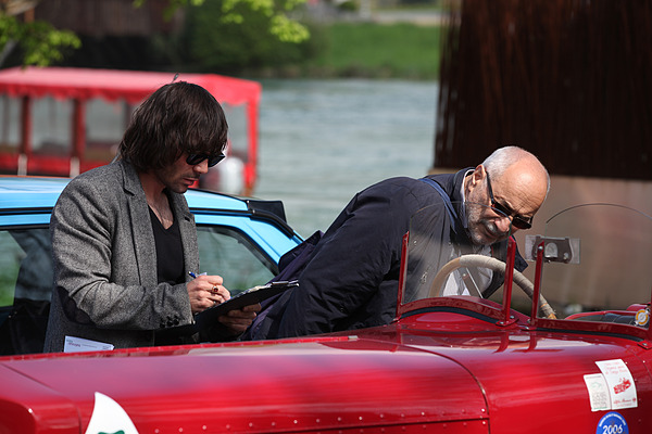 Impressionen vom Treffen italienischer Oldtimerautos "Italiauto" 2013 - der Werksrennwagen Alfa Romeo RL von 1924 wird von Adriano Cimarosti genau und mit viel Freude gemustert