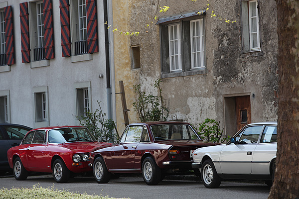 Impressionen vom Treffen italienischer Oldtimerautos "Italiauto" 2013 - italienische Coupés dicht geparkt