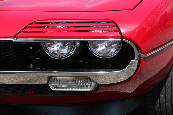 Impressionen vom Treffen italienischer Oldtimerautos "Italiauto" 2013 - unverwechselbare Schweinwerferabdeckungen beim Alfa Romeo Montreal