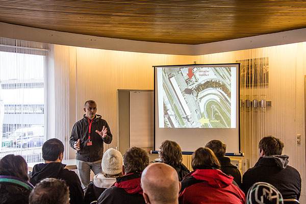 Impressionen vom akademischen Fahrtraining auf dem Hockenheimring 2012 - Instruktionen vor der Praxis