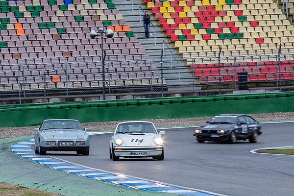 Impressionen vom akademischen Fahrtraining auf dem Hockenheimring 2012 - Porsche 944 Turbo gegen Porsche 911, dahinter folgt ein Alfa Romeo GTV 6