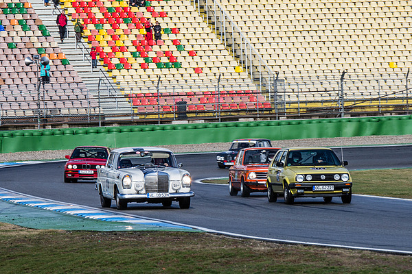 Impressionen vom akademischen Fahrtraining auf dem Hockenheimring 2012 - mit Schwung durch die Sachskurve, unabhängig von Alter und Ausrichtung des Fahrzeugs