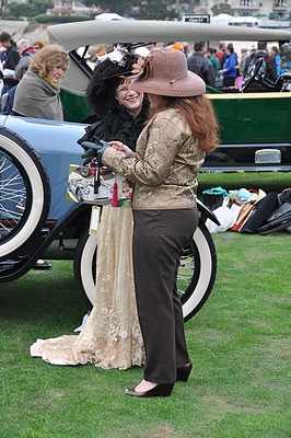 Impressionen von Pebble Beach 2012 - auch die Begleitung passt in die Epoche des Autos