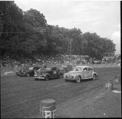 Impressionen von Stockcar-Rennen der Fünfziger-Jahre - gut gefüllte Besuchertribunen - dem Publikum gefällt es
