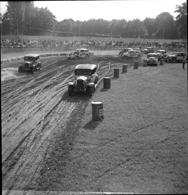 Impressionen von Stockcar-Rennen in den Fünfzigerjahren - staubig ging es da zu