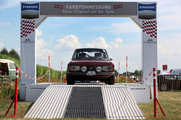 Bild: Impressionen von den Classic Days auf Schloss Dyck - eine Lancia Fulvia bei der Farbtonmessung