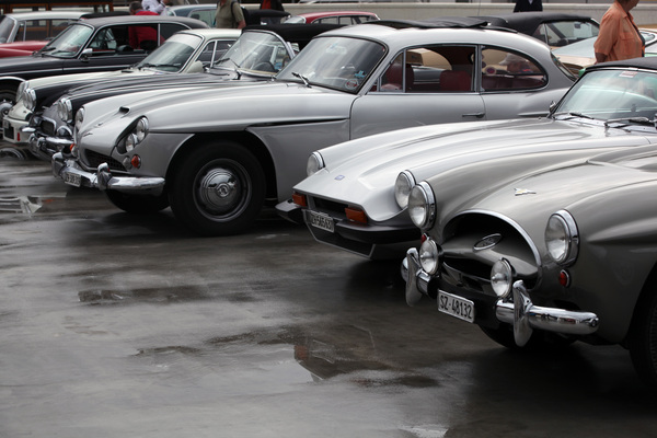 Impressionen von den Dolder Classics im September 2013 - wenig farbenfrohe Kunststoffautos der Marken Jensen, TVR und Chevrolet