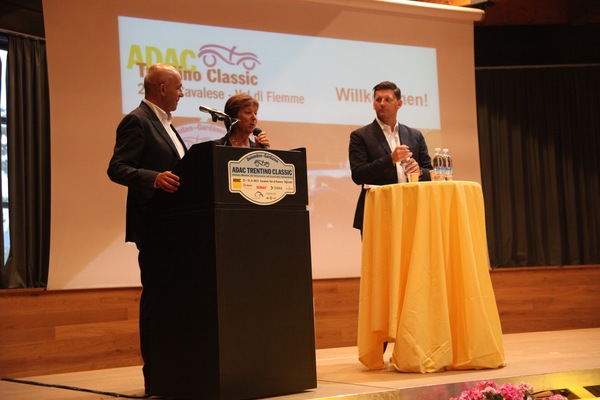 Impressionen von der ADAC Trentino Classic 2013 - Ansprachenm - der Repräsentant des Tourismus des Trentino mit Dolmetscherin