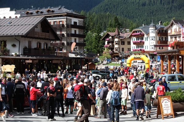 Impressionen von der ADAC Trentino Classic 2013 - Concours d'Elegance in San Martino di Castrozza - vor lauter Leuten sieht man beinahe die Autos nicht mehr