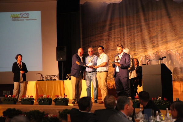 Impressionen von der ADAC Trentino Classic 2013 - Siegerehrungen mit speziellem Pokal der Autostadt in Form einer Zapfsäule