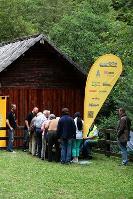 Impressionen von der ADAC Trentino Classic 2013 - Wanderpause - Bestimmen von Holzsorten
