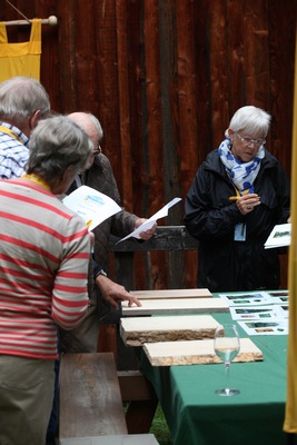 Impressionen von der ADAC Trentino Classic 2013 - Wanderpause - Bestimmung von vier Holzsorten