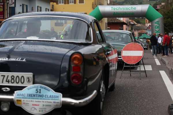 Impressionen von der ADAC Trentino Classic 2013 - anstehen bei der technischen Abnahme