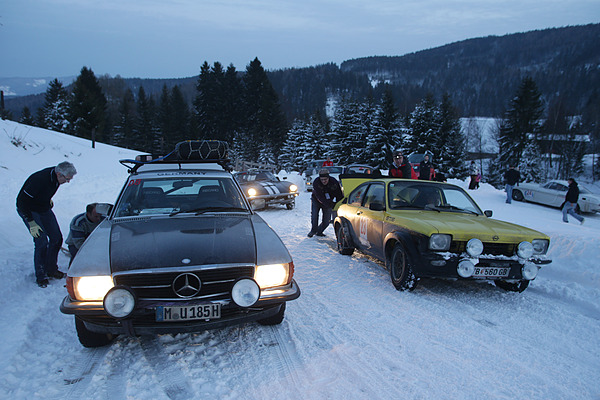 Impressionen von der Aflenzer Winterclassic 2013 - Kettenmontage und Anschiebhilfe gehören zum Alltag