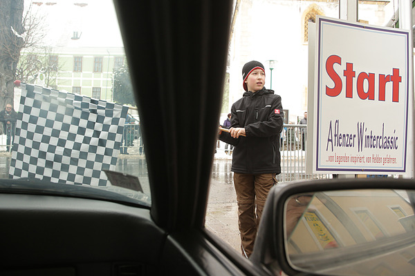 Impressionen von der Aflenzer Winterclassic 2013 - der Nachwuchs schwingt die Zielfahne