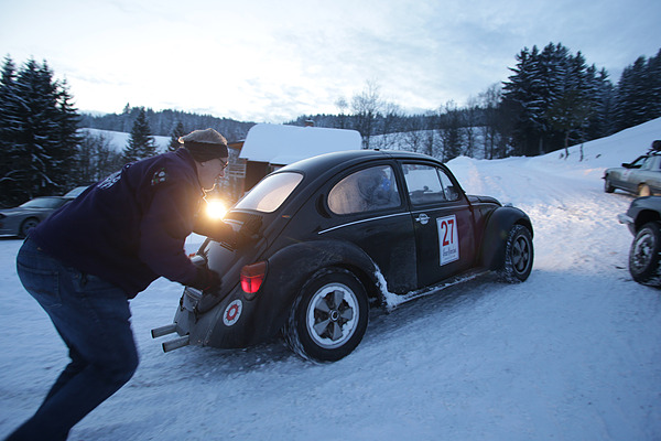 Impressionen von der Aflenzer Winterclassic 2013 - trotz Heckmotor braucht dieser Käfer etwas Unterstützung