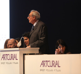 Impressionen von der Artcurial Rétromobile Versteigerung am 8. Februar 2013 - Maitre Poulain rezitiert zwischendurch auch mal aus einem Buch Impressionen von der Artcurial Rétromobile Versteigerung am 8. Februar 2013 - Maitre Poulain rezitiert zwischendurch auch mal aus einem Buch