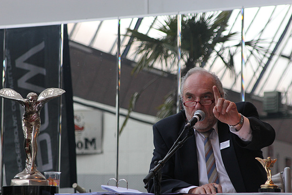 Impressionen von der Auktion der Oldtimer Galerie Toffen vom 26. November 2011 - Ansagen werden in die französische und italienische Sprache übersetzt