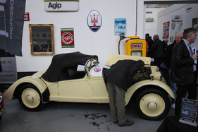 Impressionen von der Auktion der Oldtimer Galerie Toffen vom 26. November 2011 - Der Adler Trumpf Junior Sport von 1934 wird inspiziert Impressionen von der Auktion der Oldtimer Galerie Toffen vom 26. November 2011 - Der Adler Trumpf Junior Sport von 1934 wird inspiziert