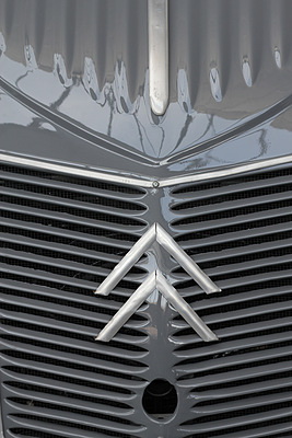 Impressionen von der Auktion der Oldtimer Galerie Toffen vom 26. November 2011 - Der Kühler eines 2 CV