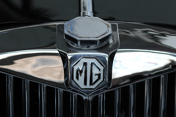 Impressionen von der Auktion der Oldtimer Galerie Toffen vom 26. November 2011 - Der Kühler eines MG TF