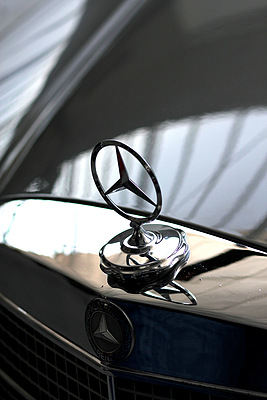 Impressionen von der Auktion der Oldtimer Galerie Toffen vom 26. November 2011 - Der Mercedes-Benz-Stern auf dem SEL-Kühlergrill