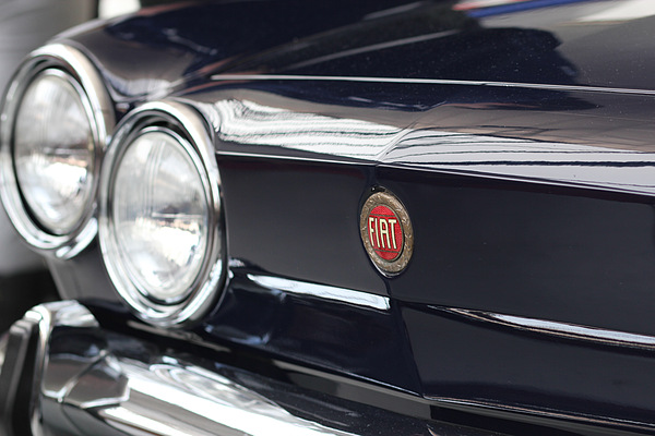 Impressionen von der Auktion der Oldtimer Galerie Toffen vom 26. November 2011 - Die Zwillingslampen eines Fiat 850 Sport