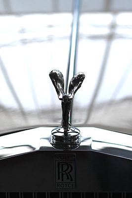 Impressionen von der Auktion der Oldtimer Galerie Toffen vom 26. November 2011 - Emily auf dem Rolls-Royce-Kühlergrill