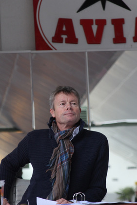 Impressionen von der Auktion der Oldtimer Galerie Toffen vom 26. November 2011 - Ganz zufrieden kann Reinhard Schmidlin nicht sein Impressionen von der Auktion der Oldtimer Galerie Toffen vom 26. November 2011 - Ganz zufrieden kann Reinhard Schmidlin nicht sein