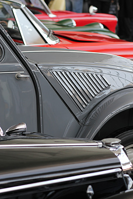 Impressionen von der Auktion der Oldtimer Galerie Toffen vom 26. November 2011 - Sportwagen, Limousinen, alles durcheinander