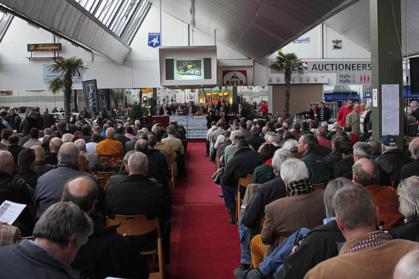 Impressionen von der Auktion der Oldtimer Galerie Toffen vom 26. November 2011 - Über 120 Objekte wurden versteigert