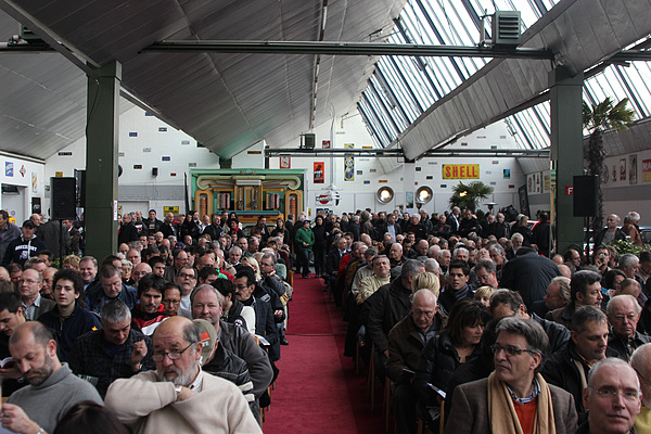 Impressionen von der Auktion der Oldtimer Galerie Toffen vom 26. November 2011 - Volles Haus